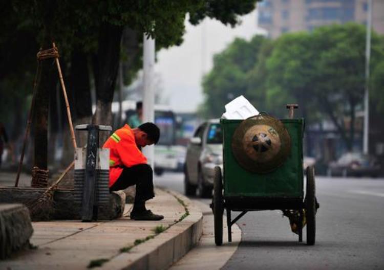 地铁早上高峰期是几点「为什么地铁的高峰期在八九点那早上六七点的人们在干嘛」