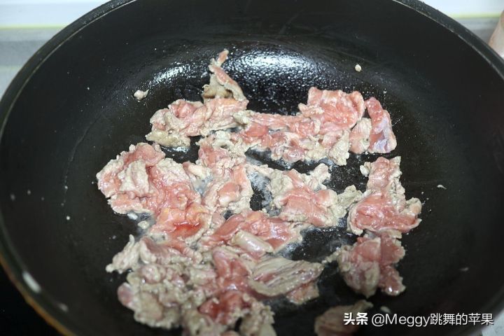 洋葱炒牛肉的做法（好吃又上瘾的洋葱炒牛肉教程）