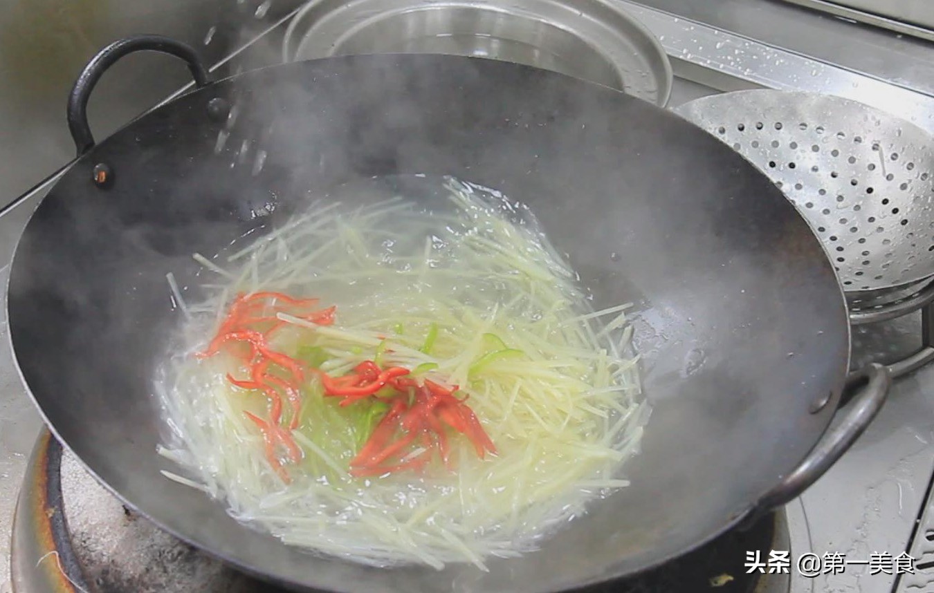 酸辣土豆丝的做法（酸辣爽脆的土豆丝家常做法）