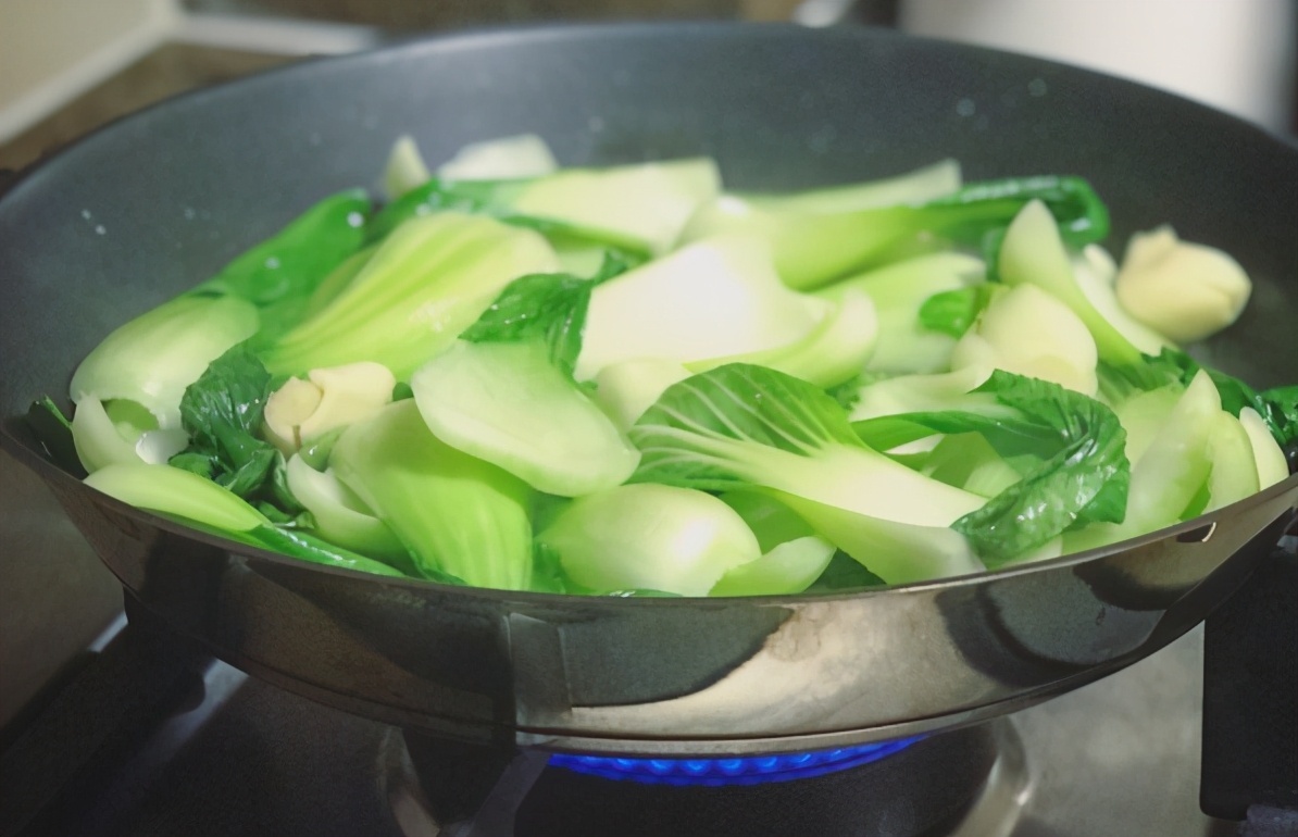 小青菜怎么炒好吃（蒜蓉爆炒小青菜的家常做法）