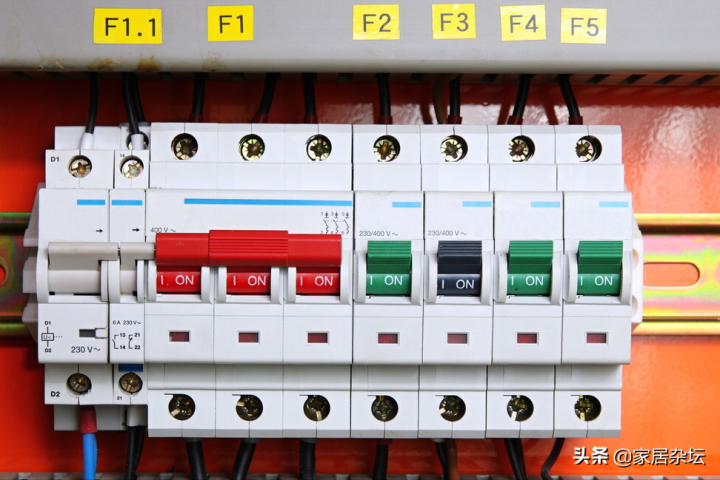 电闸推不上去怎么回事（家里跳闸了推不上去的2种情况）