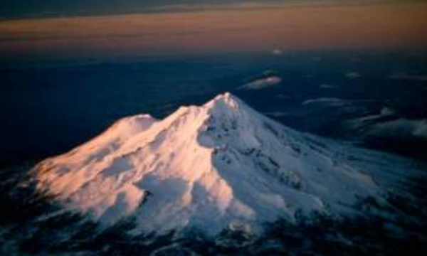 美国最危险的火山圣海伦斯火山喷发火山灰导致黑夜(4)_