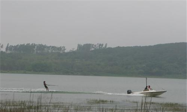 湖光岩水怪之谜-多名目击者宣称见到湖光岩水怪(3)_