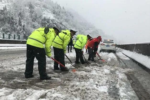 济南下雪是什么样子（山东济南等地下雪场景）(2)