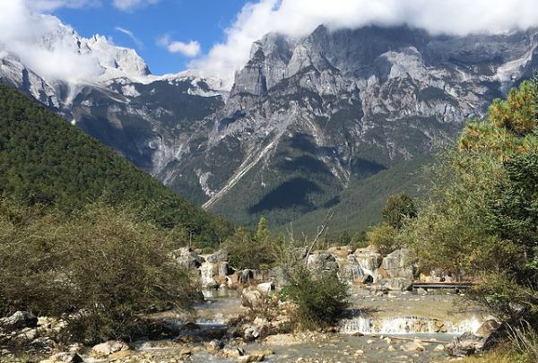 有雨山戴帽无雨半山腰意思,有雨山戴帽,无雨半山腰是什么意思图2