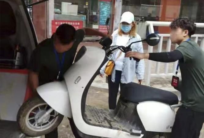 电动车充电器被大雨淋了一晚