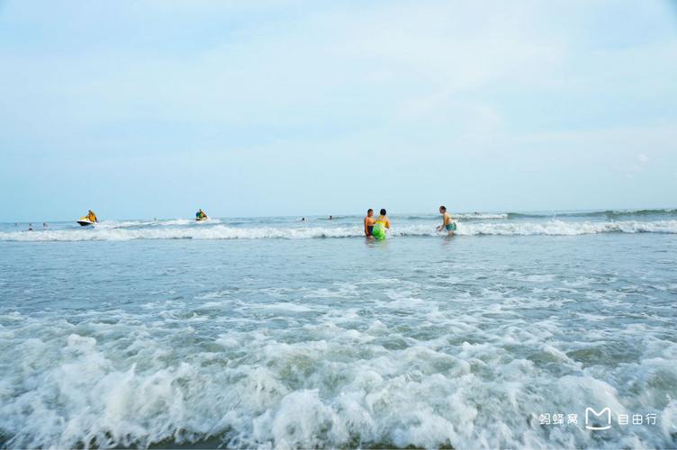 1、赤坎海滩海水清澈，沙滩开阔，沙滩坡度平缓，沙质细软，是天然的海水浴场，是人们休闲度假的好去处，广州市区内有赤坎沙滩。。