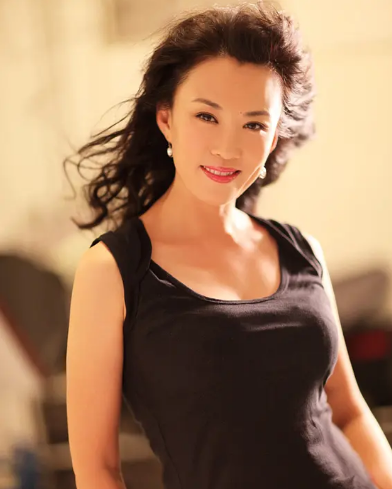 毕业就结婚的国家一级演员马丽，与丈夫恩爱30余年生子，幸福美满