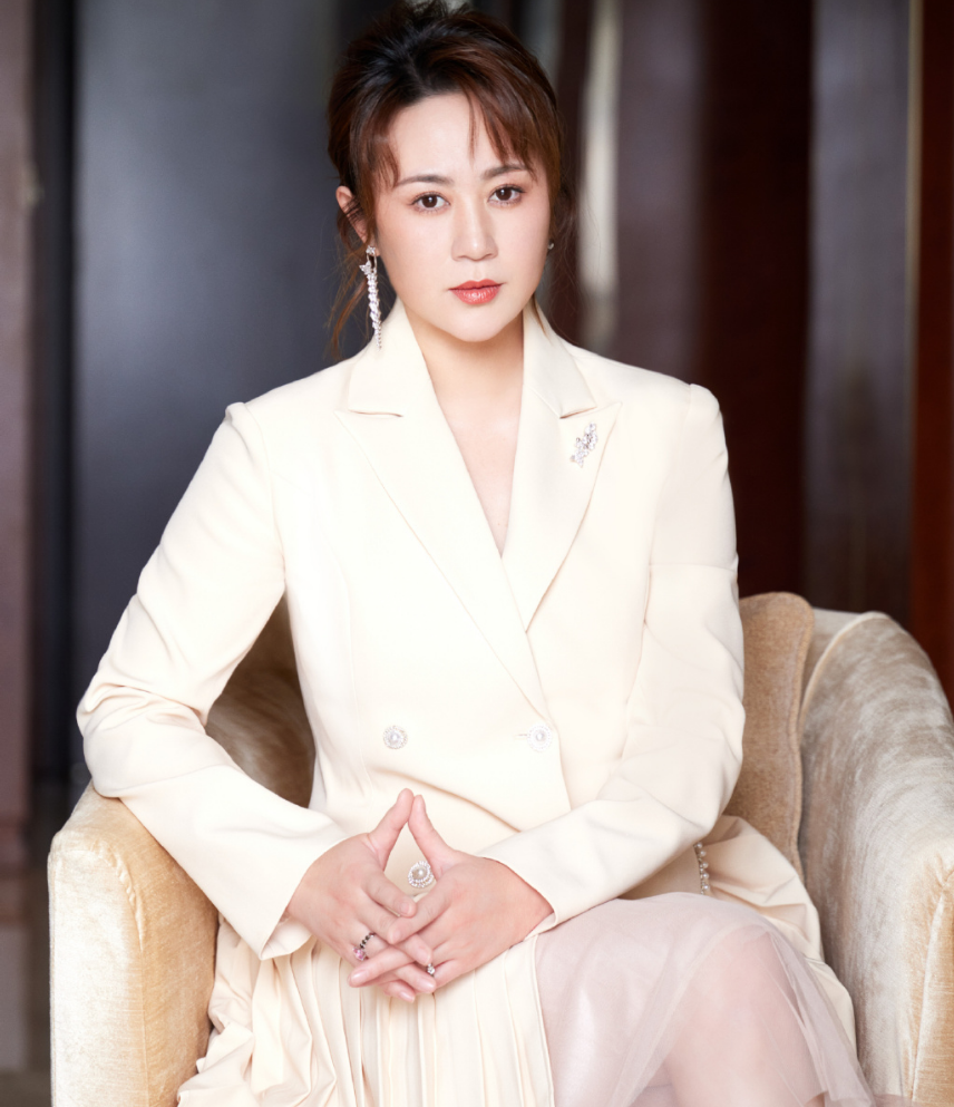 毕业就结婚的国家一级演员马丽，与丈夫恩爱30余年生子，幸福美满