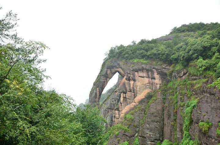 龙虎山在哪个省什么地方_交通线路历史沿革地理环境地形地貌气候特点水文特征