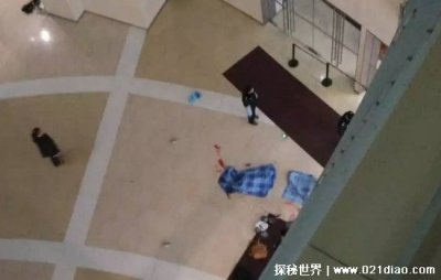 ​天津大悦城摔死孩子灵异事件，两孩子从父亲怀中跌落当场死亡