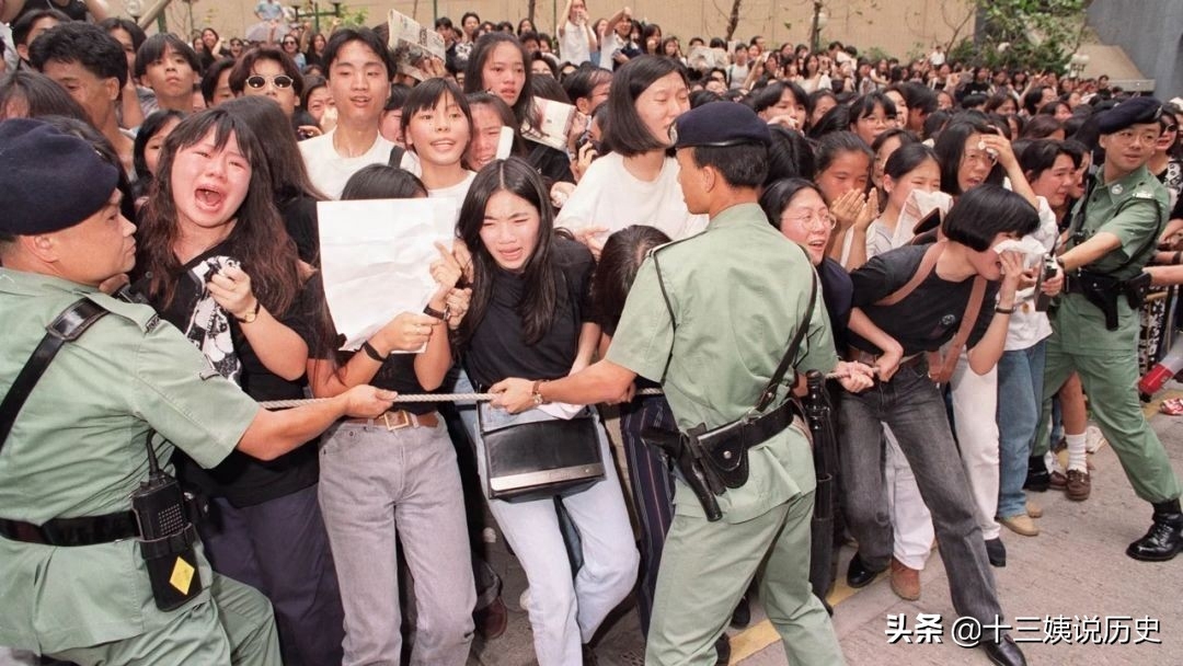 黄家驹葬礼现场老照片：日本人给他抬棺扶灵，歌迷们更是哭成泪人