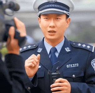 ​那个让全国观众笑了13年，拒绝央视邀请的“谭警官”，如今怎样了