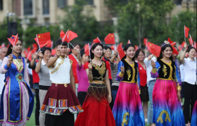 ​期盼200多年，达曼族终于加入中国籍，为感恩祖国家家户户挂国旗