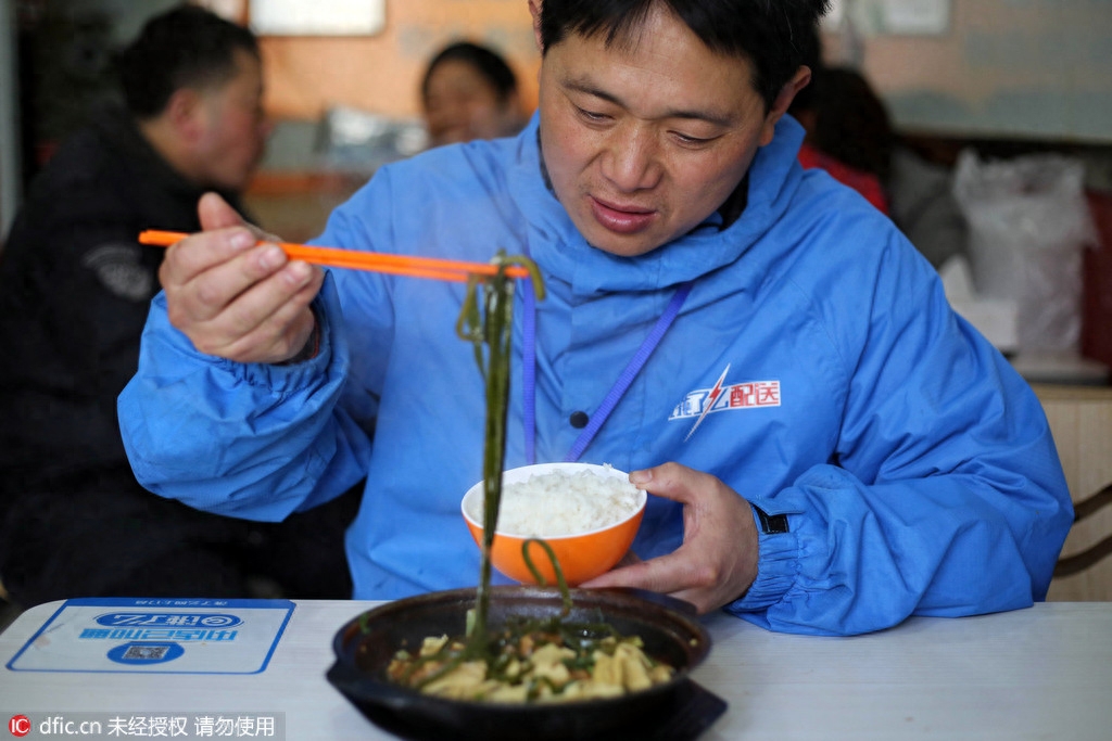 揭秘“饿了么”送餐员的一天 月入千元挣得都是辛苦钱