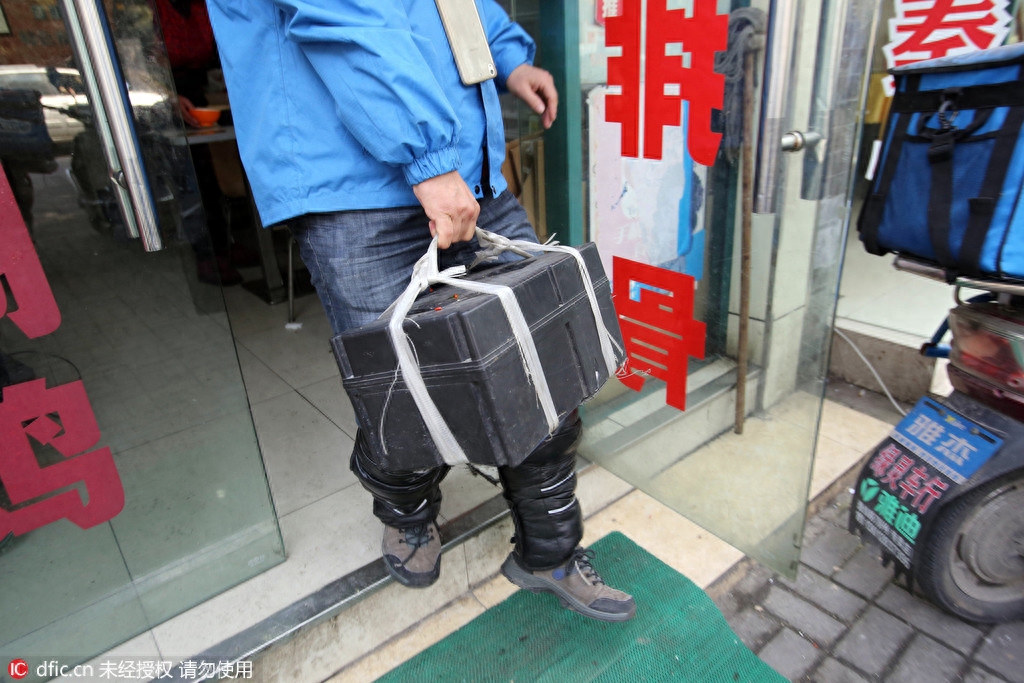 揭秘“饿了么”送餐员的一天 月入千元挣得都是辛苦钱