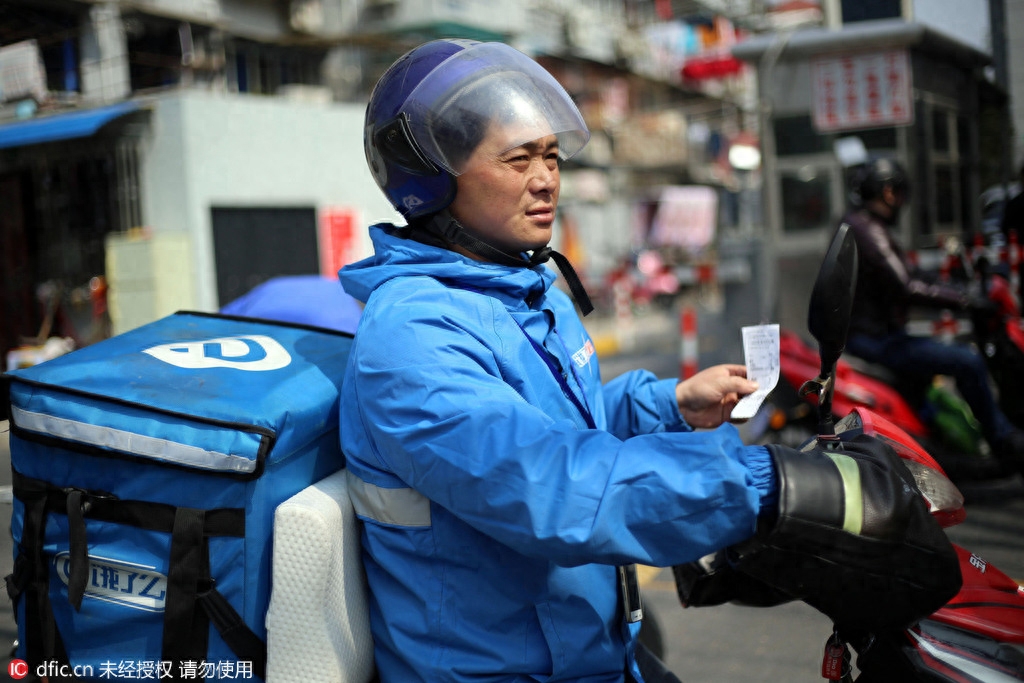 揭秘“饿了么”送餐员的一天 月入千元挣得都是辛苦钱