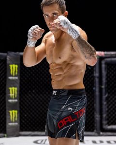 ​杰克·吉伦哈尔 UFC 现场征战，为演拳击手震撼变身肌肉猛男青筋凸起