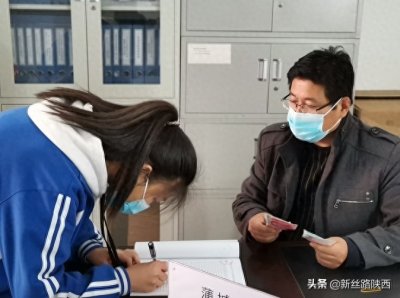 ​陕西渭南：蒲城中学向家庭经济困难学生发放价格临时补贴