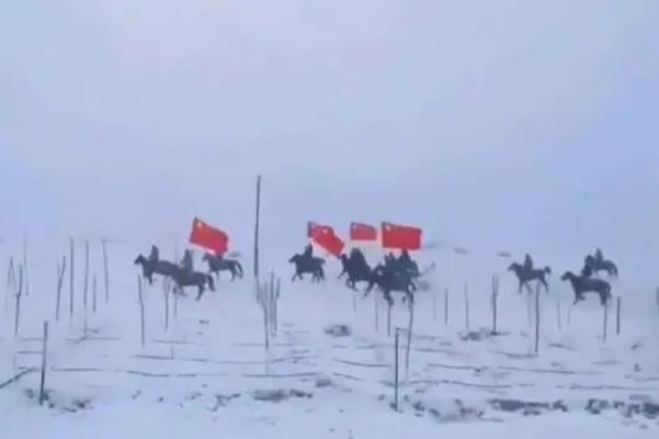 冬奥会几年一次 牧民雪中奔马送中国健儿出征