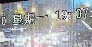 失控奔驰闹市撞人致4死13伤！监控录下惊恐瞬间