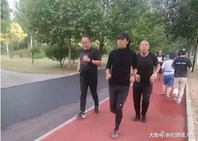 ​周润发现身北京朝阳公园晨跑 网友: 陪跑的那位是郭德纲?