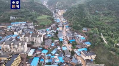 ​陕西志丹县遭遇大暴雨 多辆汽车被冲走